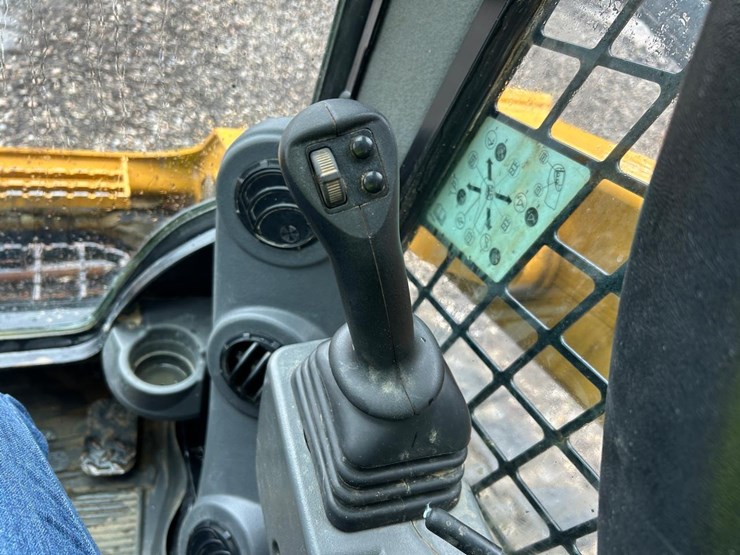 2023-caterpillar-279d3-image-21