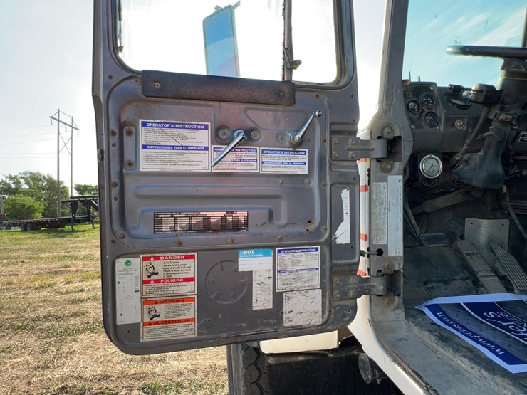2001-mack-rd600-image-42