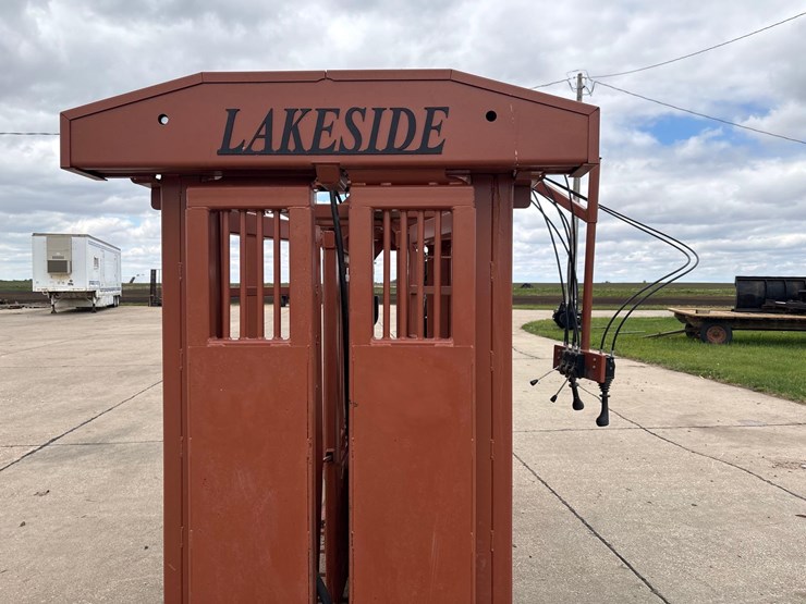 lakeside-11ft-hydraulic-squeeze-chute-image-13