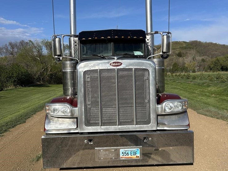 2017-peterbilt-389-image-2