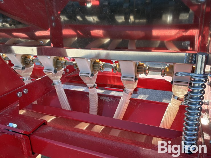 2025-massey-ferguson-730-image-11