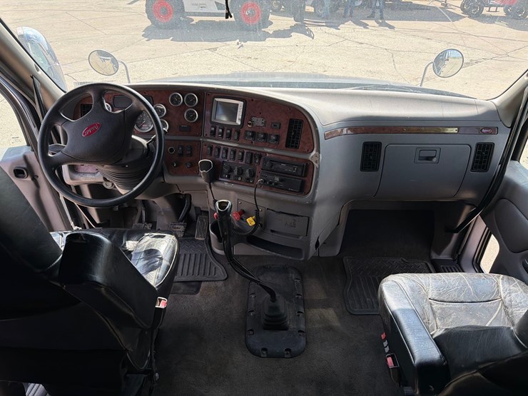 2009-peterbilt-387-image-48
