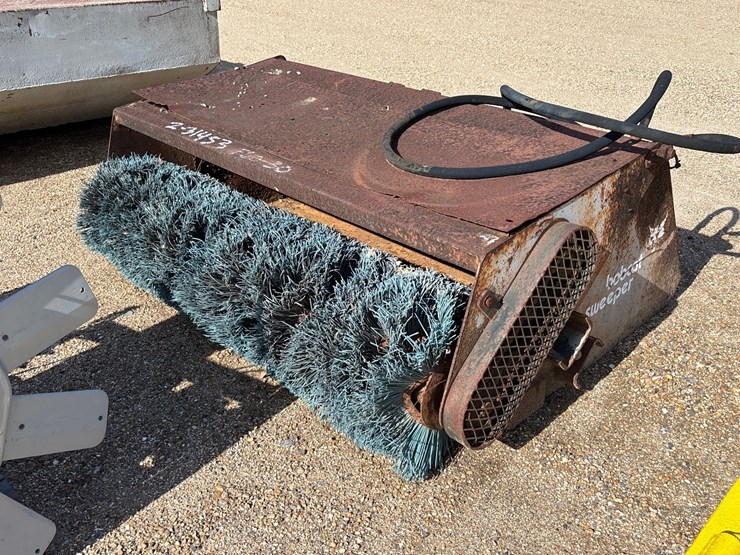 #31453-•-bobcat-hydraulic-sweeper-image-1
