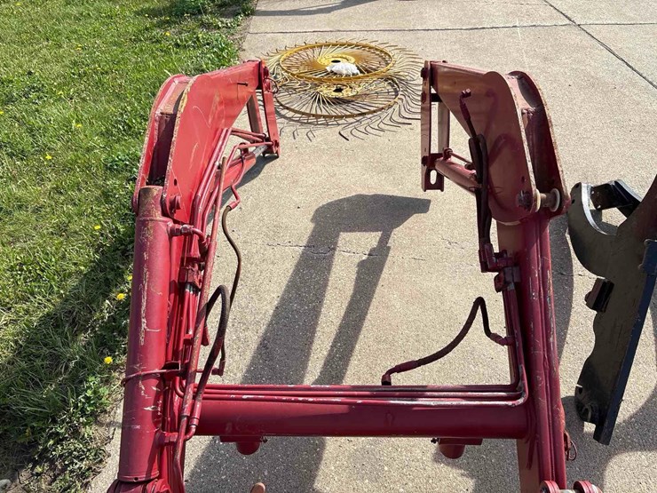 international-quick-tach-loader-image-11