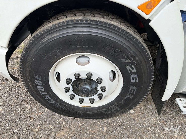 2011-kenworth-t300-image-17