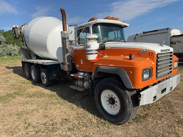 1996-mack-rd688c-cement-truck-image-2