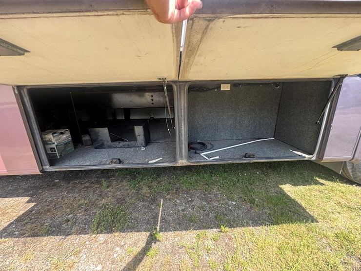 2003-gulfstream-motorhome-with-(4)-slideouts-cummins-diesel-pusher,-allison-automatic-image-8