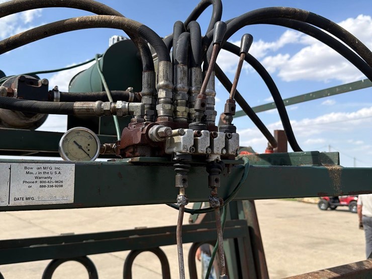 behlen-country-7ft-hydraulic-cattle-squeeze-chute-image-14