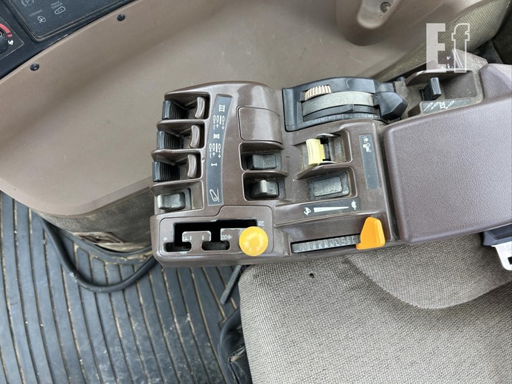 2004-john-deere-8220t-image-59