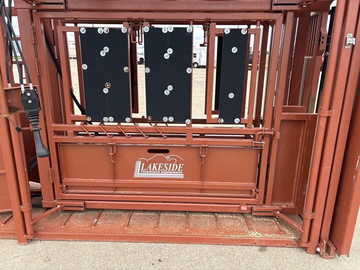 lakeside-11ft-hydraulic-squeeze-chute-image-17