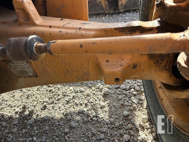 2011-case-580sn-image-26