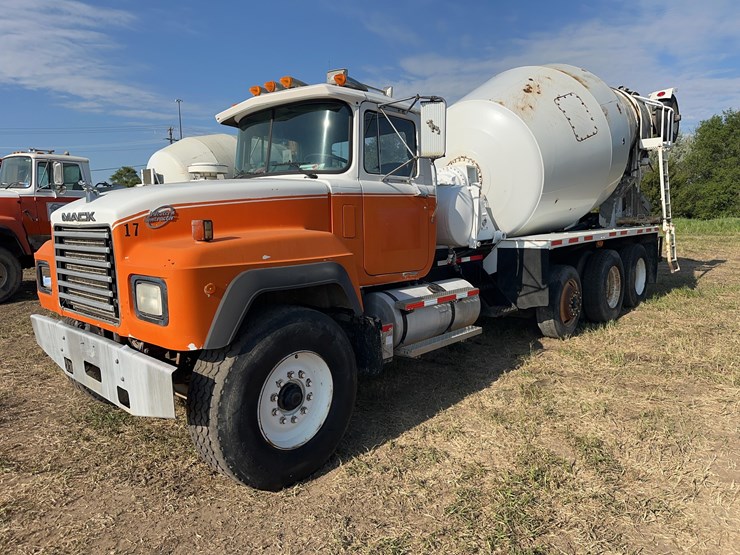 1996-mack-rd688c-cement-truck-image-1