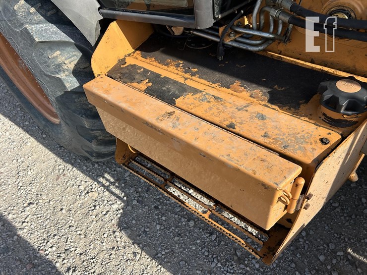 2011-case-580sn-image-27
