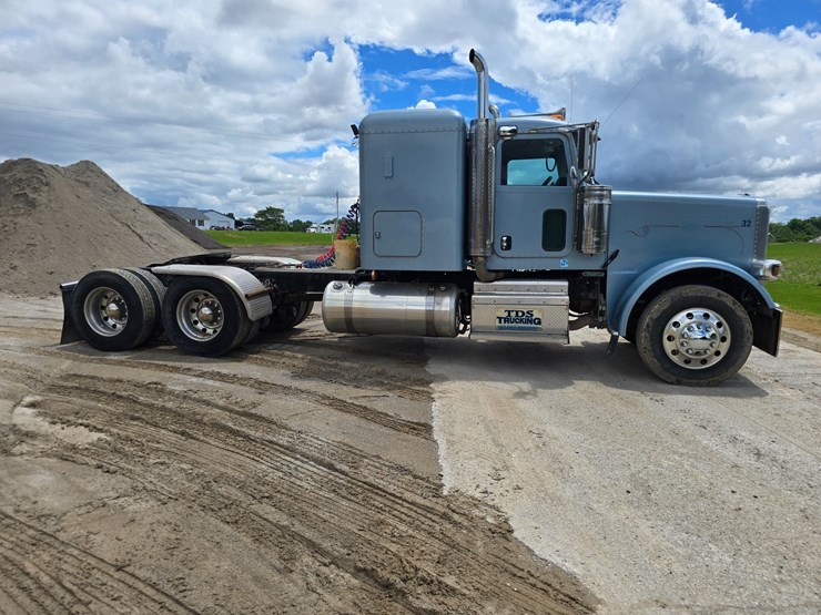 2013-peterbilt-388-image-25