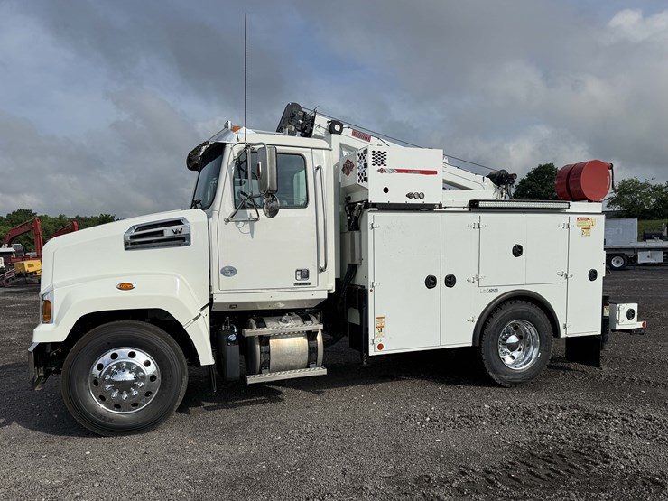 2019-western-star-4700sb-image-1