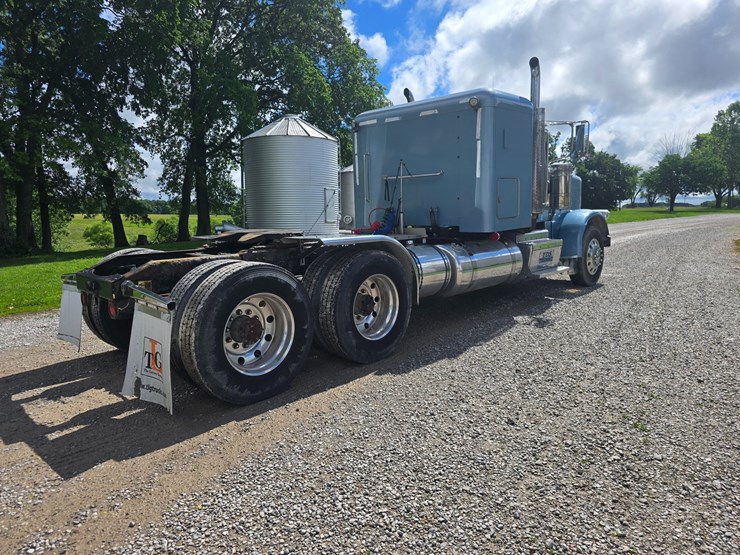 2013-peterbilt-388-image-21