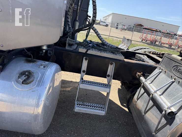 2009-peterbilt-386-image-45