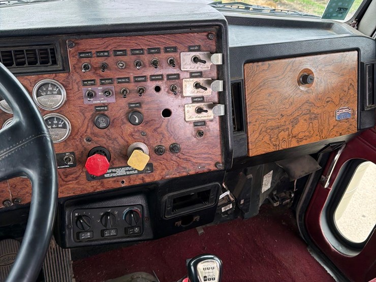 2000-peterbilt-379-image-42