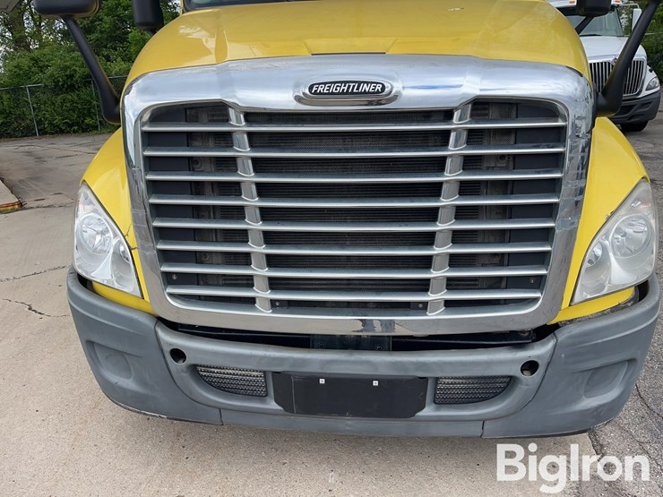 2016-freightliner-cascadia-125-image-19
