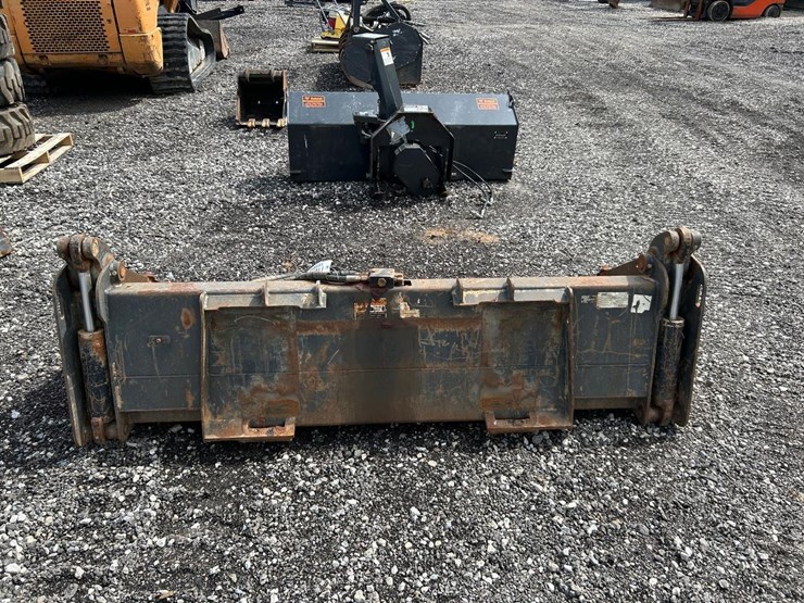 paladin-78"-4-1-skid-steer-bucket-image-3