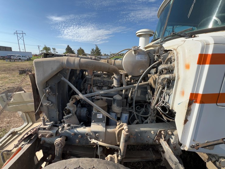 2001-mack-rd690s-image-24