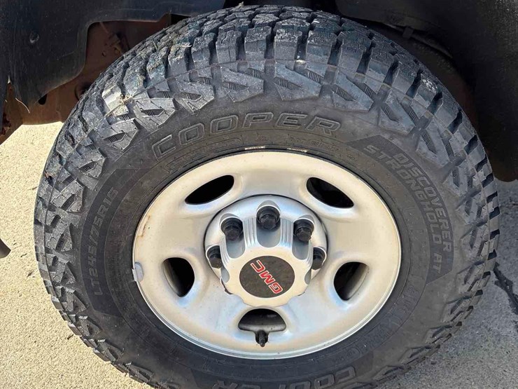 2004-chevrolet-2500hd-image-14