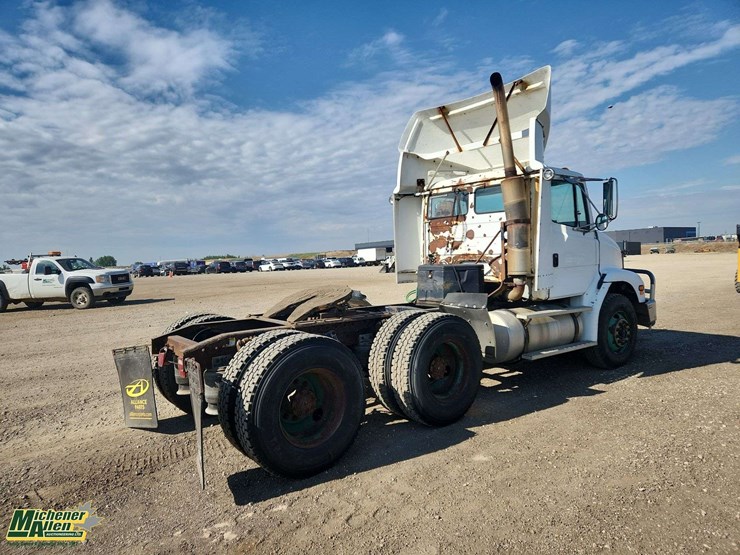 2000-freightliner-fl112-image-3