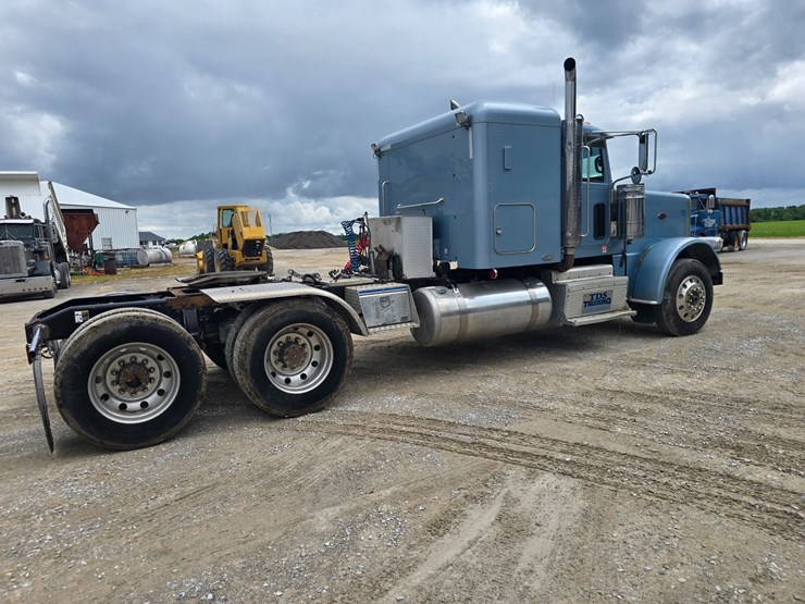 2011-peterbilt-388-image-23