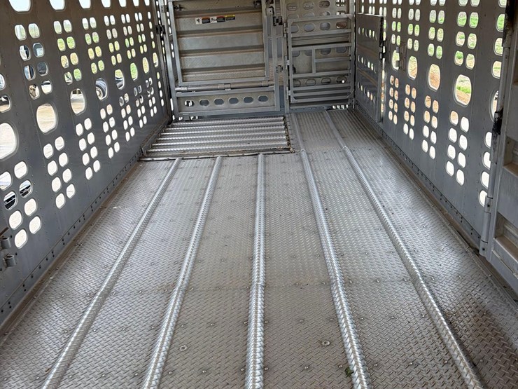 2001-wilson-livestock-trailer-image-43