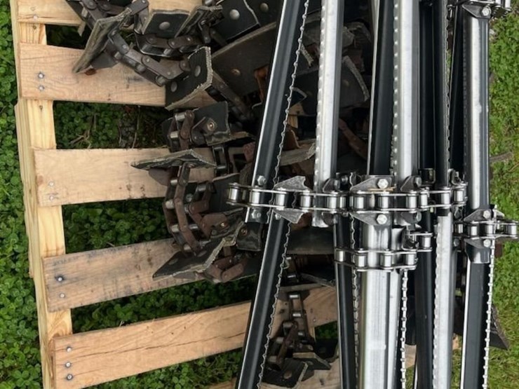 case-ih-5130-combine-feeder-house-chain-and-elevator-chains-image-2