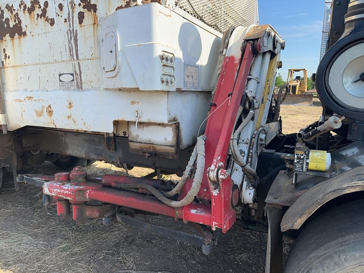 2004-peterbilt-320-image-18