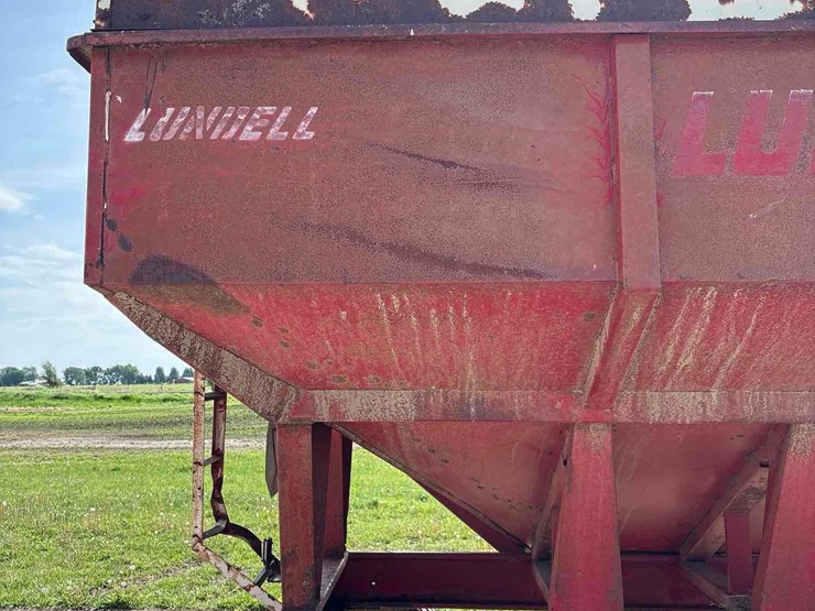 lundell-350-bushel-gravity-wagon-image-18
