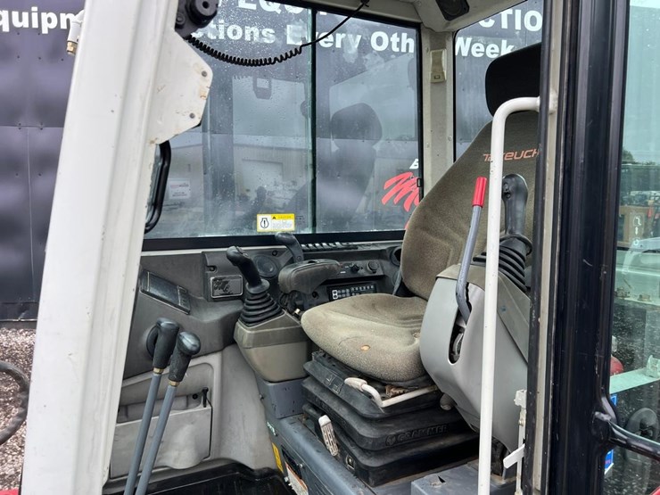 2018-takeuchi-tb260-image-21