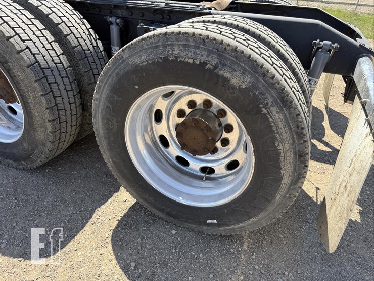 2009-peterbilt-386-image-38