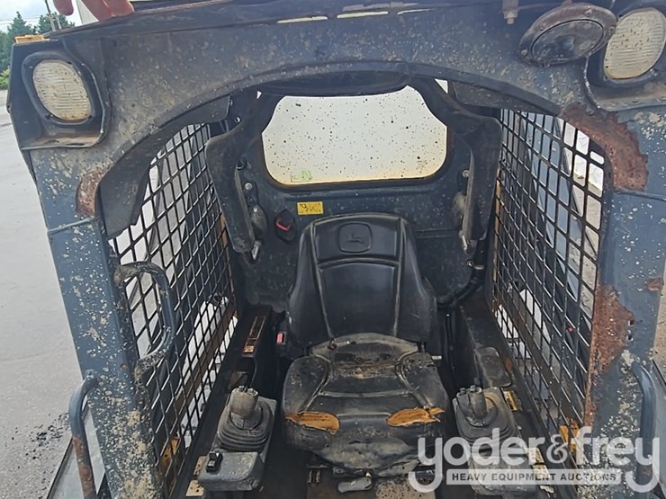 2018-deere-317g-image-22