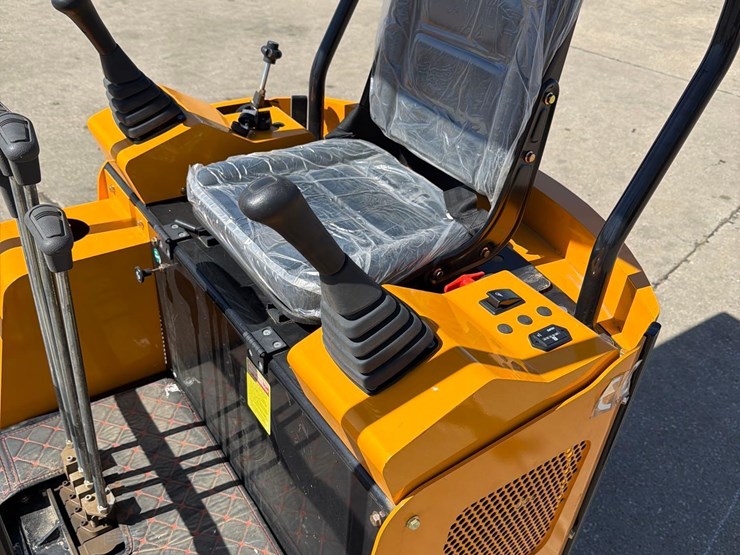 future-model-15-mini-excavator-image-13