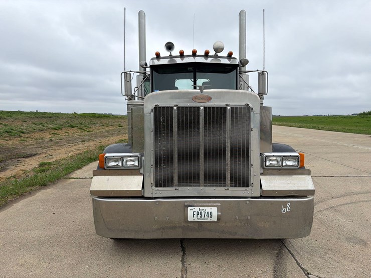 2000-peterbilt-379-image-2