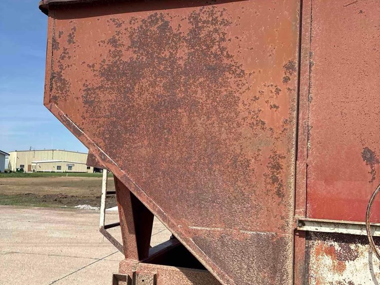 lundell-350-bushel-gravity-wagon-image-8