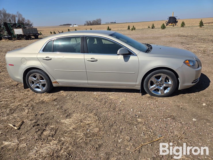 2010-chevrolet-malibu-car-image-4