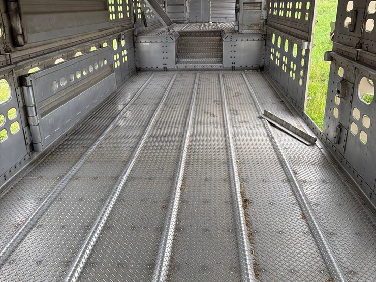 2001-wilson-livestock-trailer-image-63