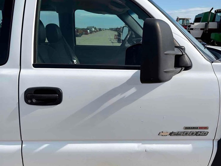 2004-chevrolet-2500hd-image-23