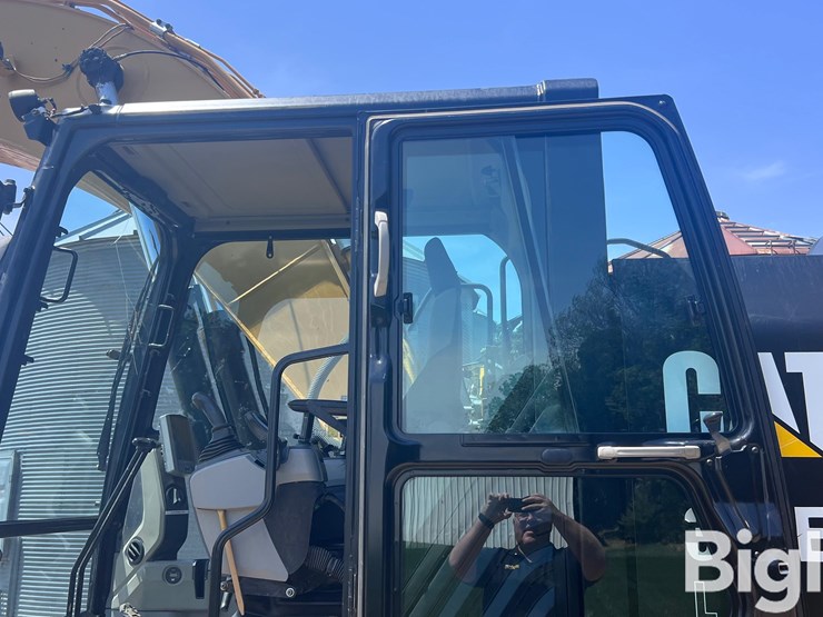 2013-caterpillar-320e-image-12