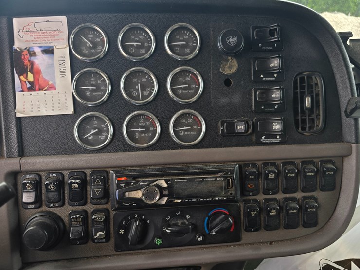 2011-peterbilt-388-image-66