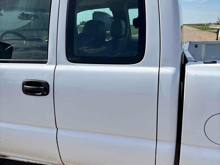 2004-chevrolet-2500hd-image-11