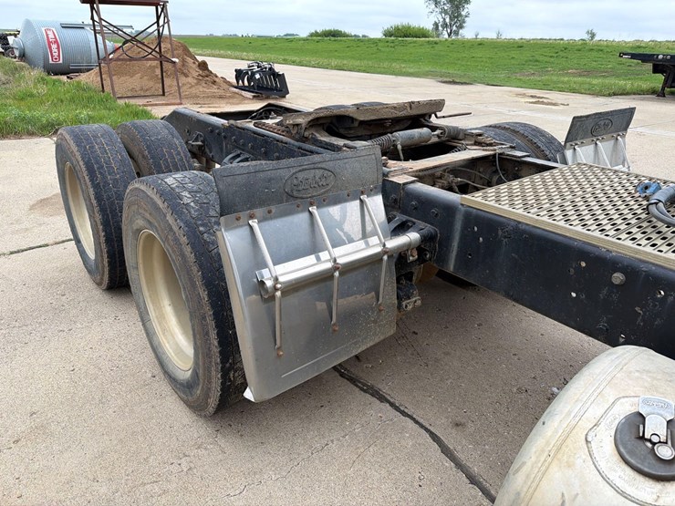 2000-peterbilt-379-image-15