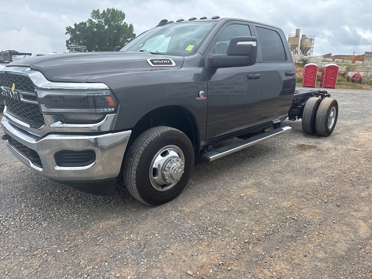 2023-dodge-3500-image-4