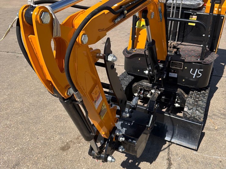 future-model-15-mini-excavator-image-9