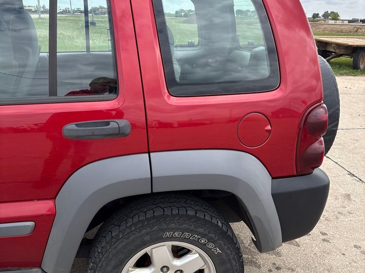 2005-jeep-liberty-sport-image-18