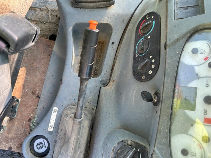 new-holland-lb95b-image-29