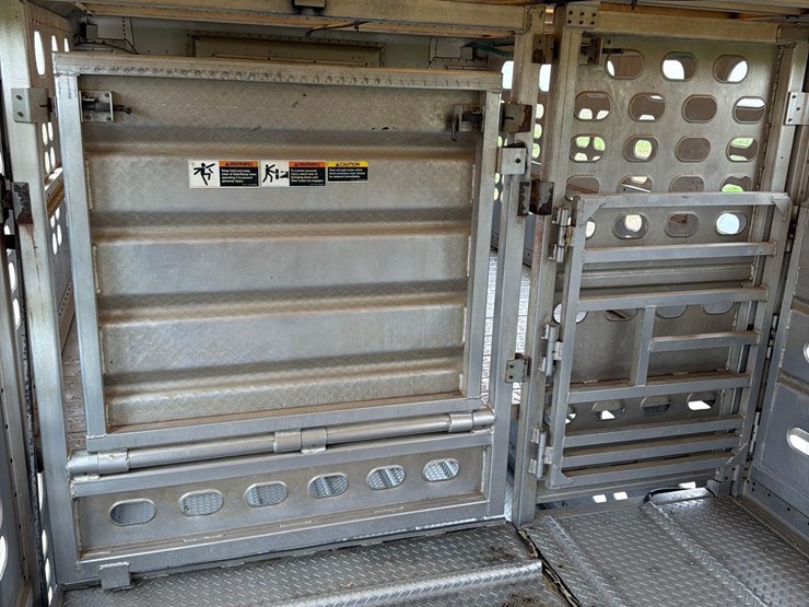 2001-wilson-livestock-trailer-image-45